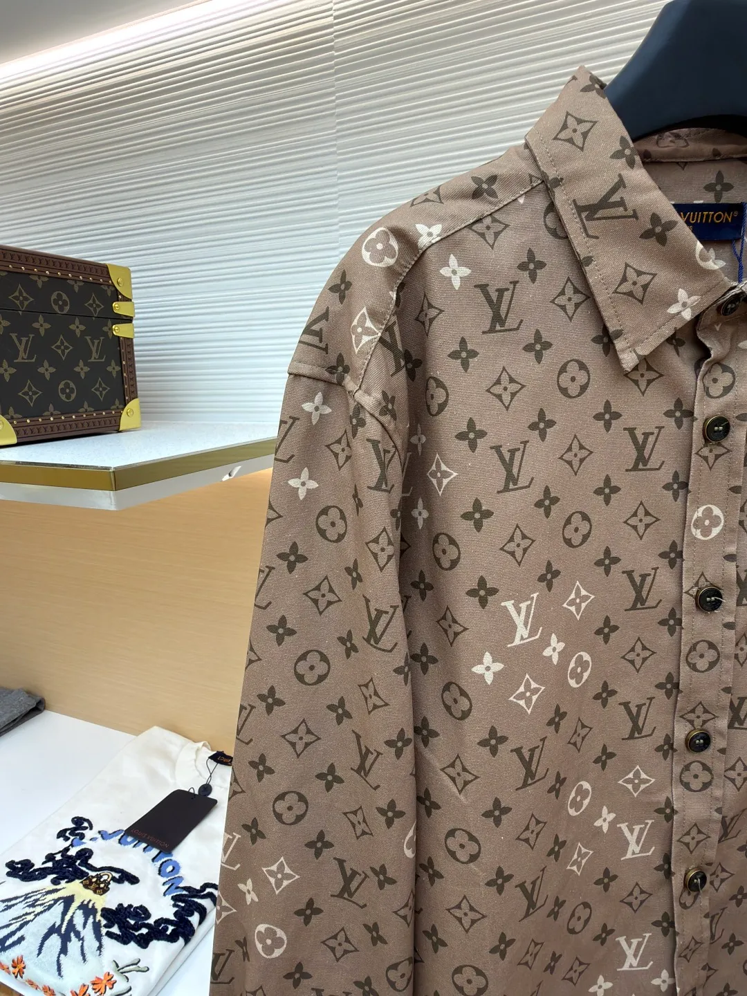 LOUIS VUITTON gradient printed lapel long-sleeved shirt ●Item number: 1681201-A85 ●Material: cotton fabric ●Technology: printing production ●Color: brown ●Version: fitted version ●Weight: about 435 grams ●Size: S-M-L-XL ●Description: Customized YB twill cotton material, high-end texture, comfortable to wear, lapel shirt style, placket can be used as a jacket, the whole body is covered with four-leaf clover elements and letter patterns, full of old money feeling. The straight shoulder line and decent tailoring highlight the tall and neat figure, and the arc hem modifies the waist and shoulders, making it fashionable and fashionable. The overall wiring is straight and delicate, the fabric is comfortable and soft, and the color is consistent without color difference. It can be matched with the same style to create a fashionable look and control various occasions. Customized accessories, complete with three standards, same style for men and women!